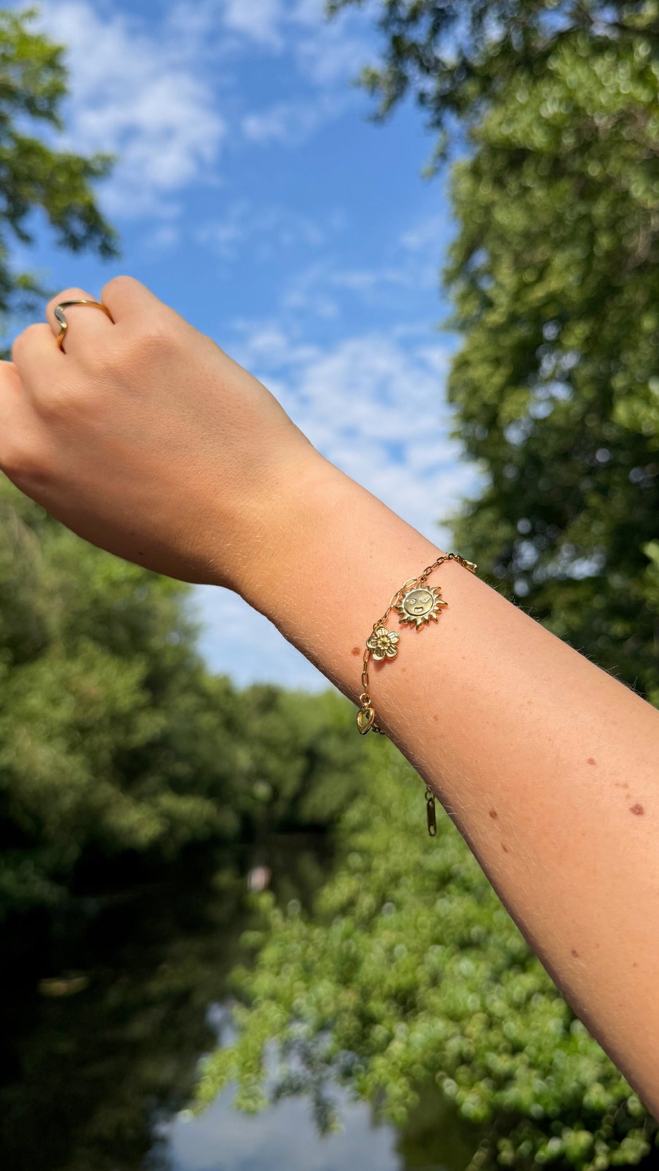 Armbånd med vedhæng
