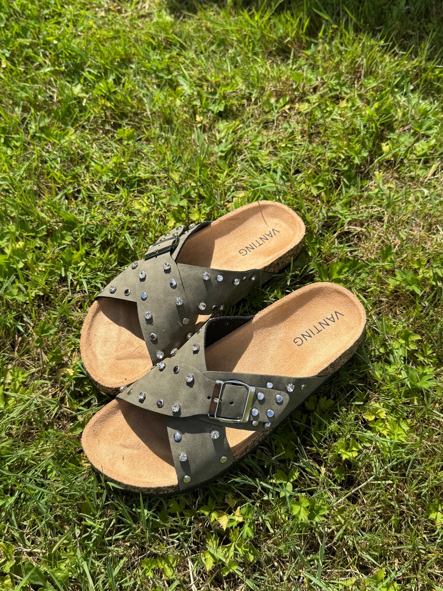 Sandal med spænde
